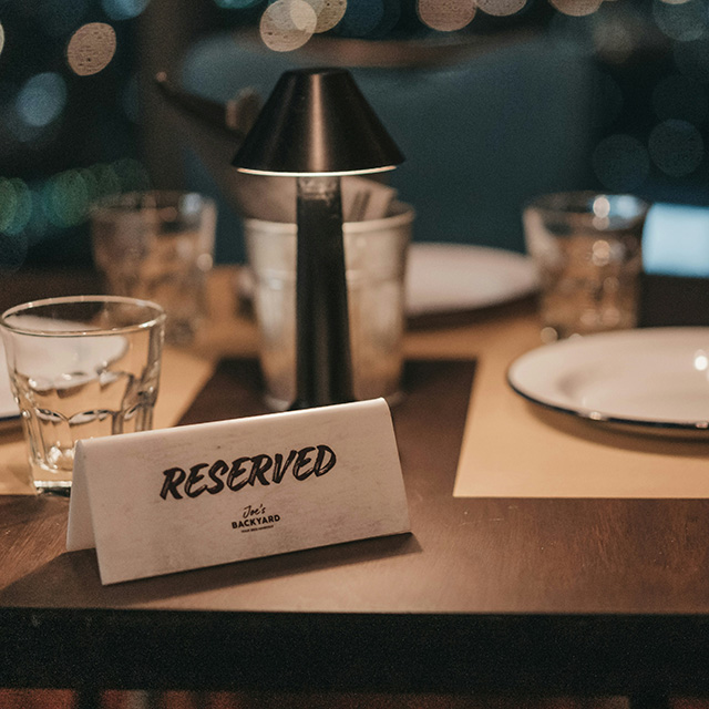 写真：予約のプレートが置かれたテーブル